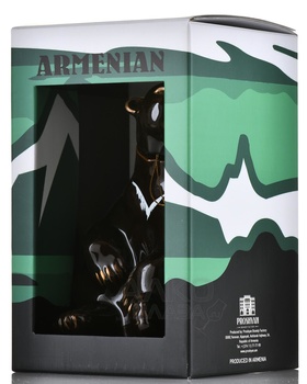 Коньяк КВ Семь звезд 7 лет сувенирная бутылка Русский Медведь 0.5 л п/у