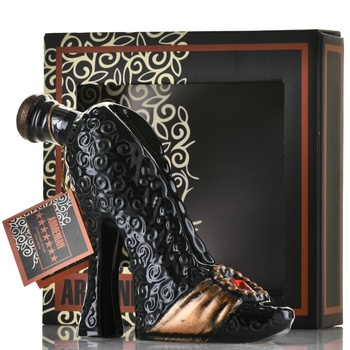 Коньяк КВ Семь звезд 7 лет сувенирная бутылка Каблук 0.33 л п/у