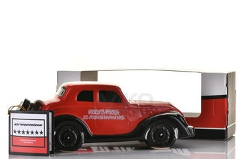 Коньяк КВ Семь звезд 7 лет сувенирная бутылка Ретро Автомобиль 0.5 л п/у