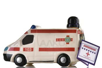 Коньяк КВ Семь звезд 7 лет сувенирная бутылка Скорая Помощь 0.75 л п/у