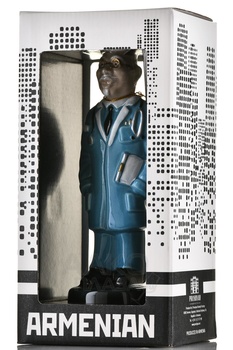 Коньяк КВ Семь звезд 7 лет сувенирная бутылка Врач 0.33 л п/у