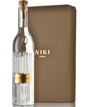 Niki Pure - водка Ники Пьюр 0.7 л в п/у набор + 2 рюмки