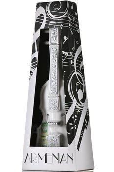 Коньяк КВ Семь звезд сувенирная бутылка Скрипка 0.5 л в п/у