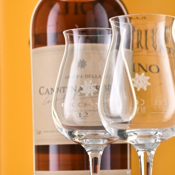 Cantina Privata Bocchino 12 anni - граппа Кантина Привата Боккино 12 лет 0.7 л в п/у + 2 бокала