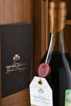 Daniel Bouju Reserve Familiale Grand Champagne in wooden box - коньяк Даниэль Бужу Резерв Фамилиаль Гран Шампань 0.7 л в д/у