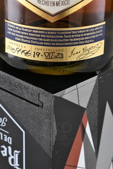 Jose Cuervo Reserva de la Familia Extra Anejo - текила Хосе Куэрво Резерва де ла Фамилия Экстра Аньехо 0.75 л в д/у