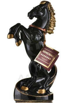 Коньяк КВ Семь звезд 7 лет керамическая бутылка Конь 0.33 л в п/у ПКЗ Армения