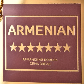 Коньяк Семь звезд 7 лет сувенирная бутылка Конь 0.5 л в п/у