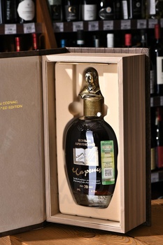 Коньяк Чаренц 20 лет 0.75 л