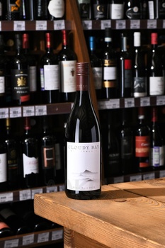 Cloudy Bay Pinot Noir - вино Клауди Бэй Пино Нуар 0.75 л красное сладкое