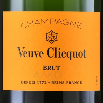 Veuve Clicquot Brut gift box - шампанское Вдова Клико Понсардин 1.5 л в п/у