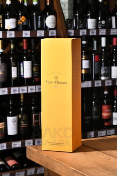 Veuve Clicquot Brut gift box - шампанское Вдова Клико Понсардин 1.5 л в п/у