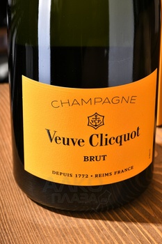 Veuve Clicquot Brut gift box - шампанское Вдова Клико Понсардин 1.5 л в п/у