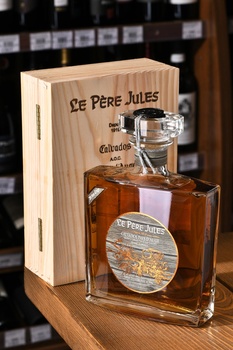 Le Pere Jules Pays d’Auge 20 years - кальвадос Пэи д’Ож 20 лет Ле Пэр Жюль графин 0.7 л в д/у