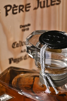 Le Pere Jules Pays d’Auge 20 years - кальвадос Пэи д’Ож 20 лет Ле Пэр Жюль графин 0.7 л в д/у