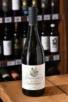 Tiefenbrunner Merus Gewurztraminer - вино Тифенбруннер Мерус Гевюрцтраминер 0.75 л белое сухое
