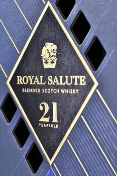 Chivas Regal The Sapphire Flagon Royal Salute - виски Чивас Ригал де Сапфир Флэгон Роял Сэлют 0.7 л