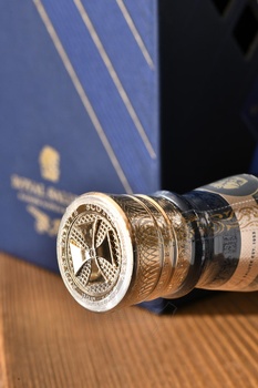 Chivas Regal The Sapphire Flagon Royal Salute - виски Чивас Ригал де Сапфир Флэгон Роял Сэлют 0.7 л