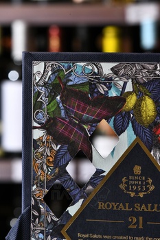 Chivas Regal The Sapphire Flagon Royal Salute - виски Чивас Ригал де Сапфир Флэгон Роял Сэлют 0.7 л