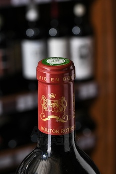 Chateau Mouton Rothschild Premier Cru Classe Pauillac AOC - вино Шато Мутон-Ротшильд Премье Гран Крю Классе Пойяк 2004 год красное сухое 0.75 л в подарочной коробке