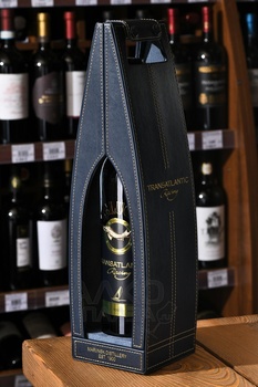 Beluga Transatlantic Racing Leather Gift Box - водка Белуга Трансатлантик Рейсинг 0.7 л в кожаной п/у