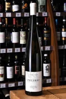 Вино Рислинг Красная Горка 1.5 л белое сухое