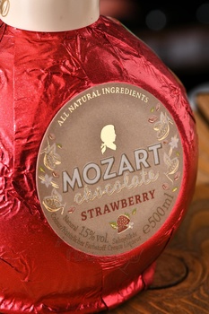 Mozart white chocolate cream strawberry - ликер Мозарт с белым шоколадом и клубникой 0.5 л