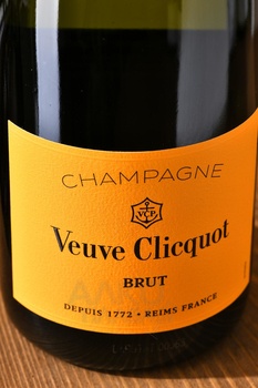 Veuve Clicquot Brut gift box - шампанское Вдова Клико Брют 0.75 л в п/у