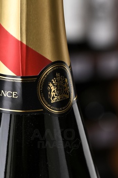 Champagne G.H. Mumm Cordon Rouge Brut - шампанское Шампань Дж.Г. Мумм Кордон Руж Брют 0.75 л белое брют