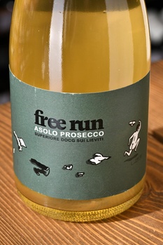 Free Run Asolo Prosecco Superiore DOCG Sui Lieviti Brut Nature - вино игристое Фри Ран Азоло Просекко Супериоре ДОКГ Суи Льевити Брют Натюр 0.75 л белое экстра брют