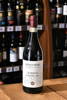 Giulia Negri Barolo Serradenari DOCG - вино Джулия Негри Бароло Серраденари 0.75 л красное сухое