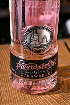 Puerto de Indias Sevillian Premium Strawberry Gin - Пуэрто де Индиас Севиллиан Джин Премиум Строберри 0.7 л