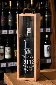 Royal Compahnia Velha Vintage Port 2012 - портвейн Реал Компания Вэлья Винтаж Порт 0.75 л в п/у дерево
