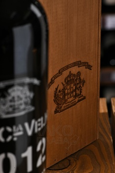 Royal Compahnia Velha Vintage Port 2012 - портвейн Реал Компания Вэлья Винтаж Порт 0.75 л в п/у дерево