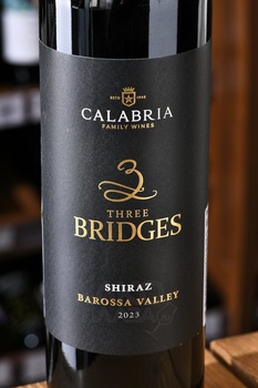 Calabria Three Bridges Shiraz - вино Калабриа Фри Бриджес Шираз 0.75 л красное сухое
