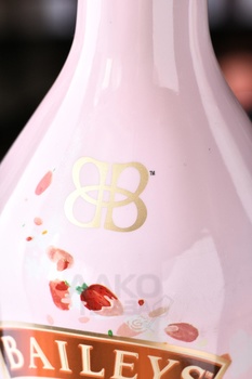 Baileys Strawberry & Cream - ликер Бэйлис с ароматом Клубники и Сливок 0.7 л