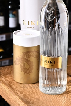 Водка Ники Пьюр 0.7 л в тубе