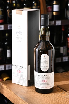 Lagavulin 10 Years Old - виски Лагавулин 10 лет 0.7 л в п/у