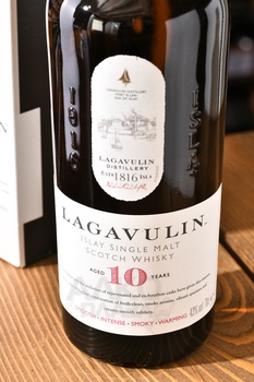 Lagavulin 10 Years Old - виски Лагавулин 10 лет 0.7 л в п/у