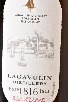 Lagavulin 10 Years Old - виски Лагавулин 10 лет 0.7 л в п/у