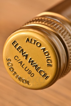 Elena Walch Pinot Grigio Alto Adige DOC - вино Элена Вальх Пино Гриджио Альто Адидже ДОК 0.75 л белое сухое