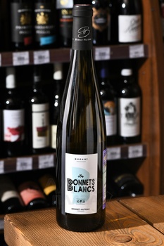 Les Bonnets Blanc Muscadet Sevre et Maine sur Lie - вино Ле Бонне Блан Мюскаде Севр э Мен сюр Ли 2023 год 0.75 л белое сухое