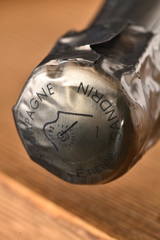 Etienne Sandrin A Travers Celles Champagne AOC - шампанское Шампань Этьен Сандран А Травер Селье АОС 0.75 л белое экстра брют