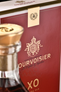 Courvoisier XO gift box - коньяк Курвуазье ИКСО 0.7 л п/у