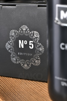 Moses Champagne Blanc de Blancs Premier Cru Millesime - шампанское Мозес Шампань Блан де Блан Премьер Крю Миллезим 2018 год 0.75 л белое экстра брют в п/у