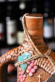 Вино Алазанская Долина Джорджиа Кантри Вайнс 1 л красное полусладкое в глиняном кувшине