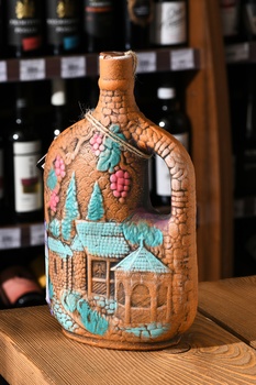 Вино Алазанская Долина Джорджиа Кантри Вайнс 1 л красное полусладкое в глиняном кувшине