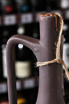 Вино Алазанская Долина Джорджиа Кантри Вайнс 0.75 л красное полусладкое в глиняном кувшине