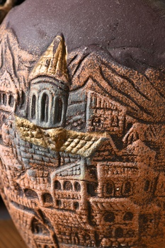 Вино Алазанская Долина Джорджиа Кантри Вайнс 0.75 л красное полусладкое в глиняном кувшине