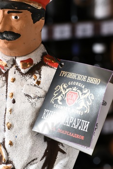Вино Джорджиа Кантри Вайнс Киндзмараули 1 л красное полусладкое в керамической фигурке Сталина